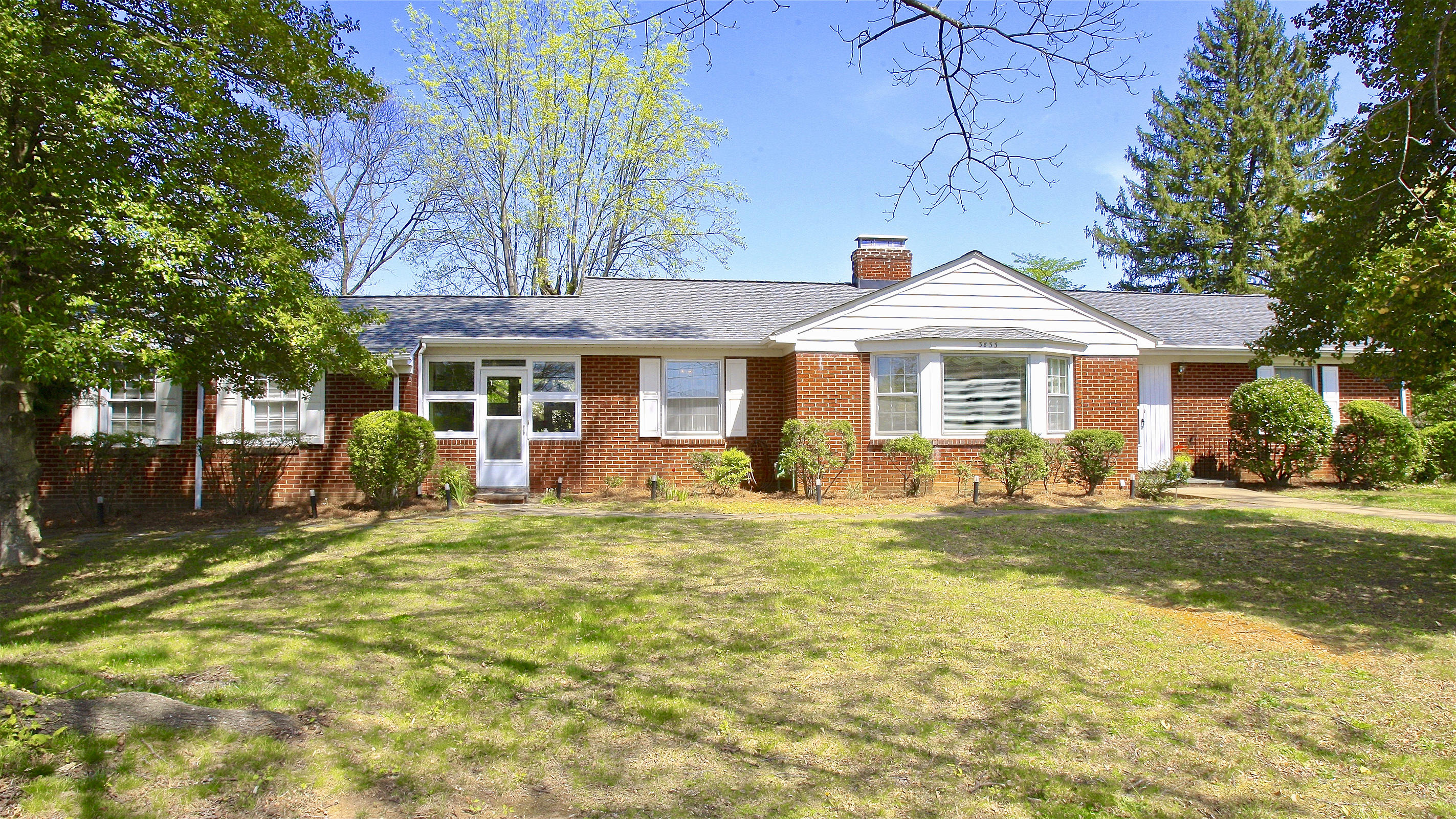 3833 Darlington Road Southwest Roanoke, VA 24018 - Photo 2 of 47 Front