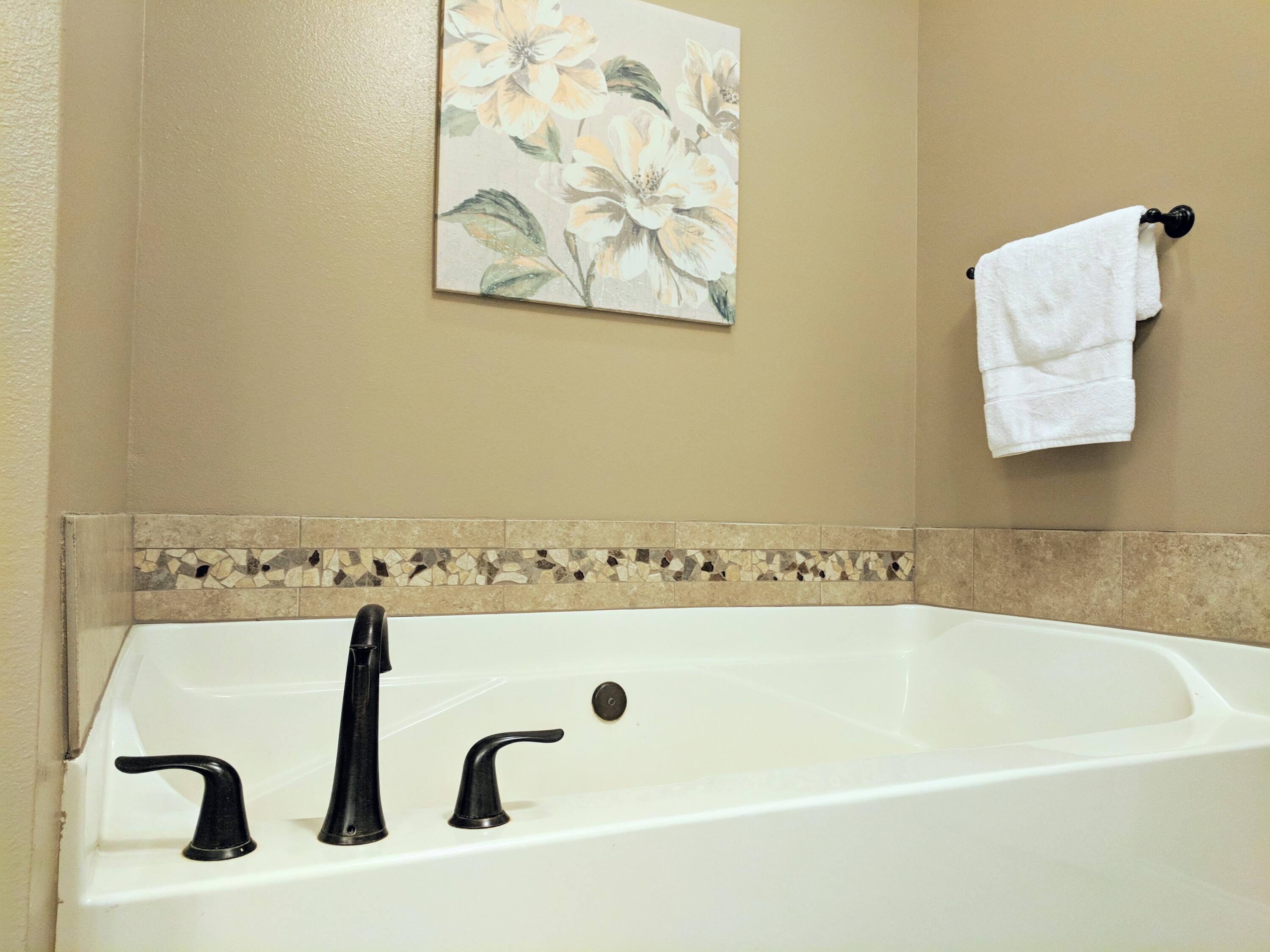 4639 Hermosa Road Crestview, FL 32539 - Photo 9 of 18 a bathroom with a bathtub