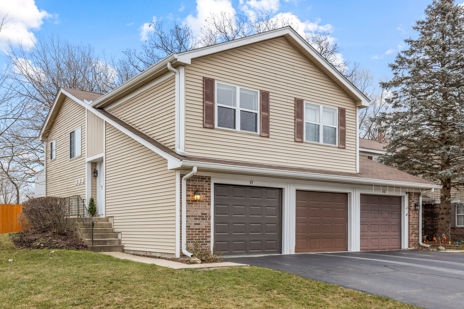 a view of a house with a yard
