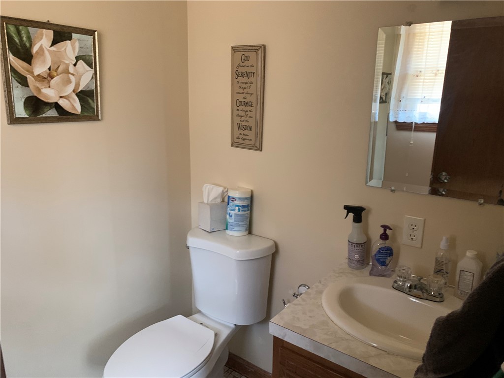 17 Burlingame Road Smithfield, RI 02917 - Photo 12 of 15 Primary half bath