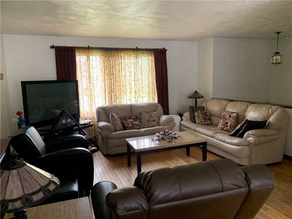 17 Burlingame Road Smithfield, RI 02917 - Photo 8 of 15 Livingroom