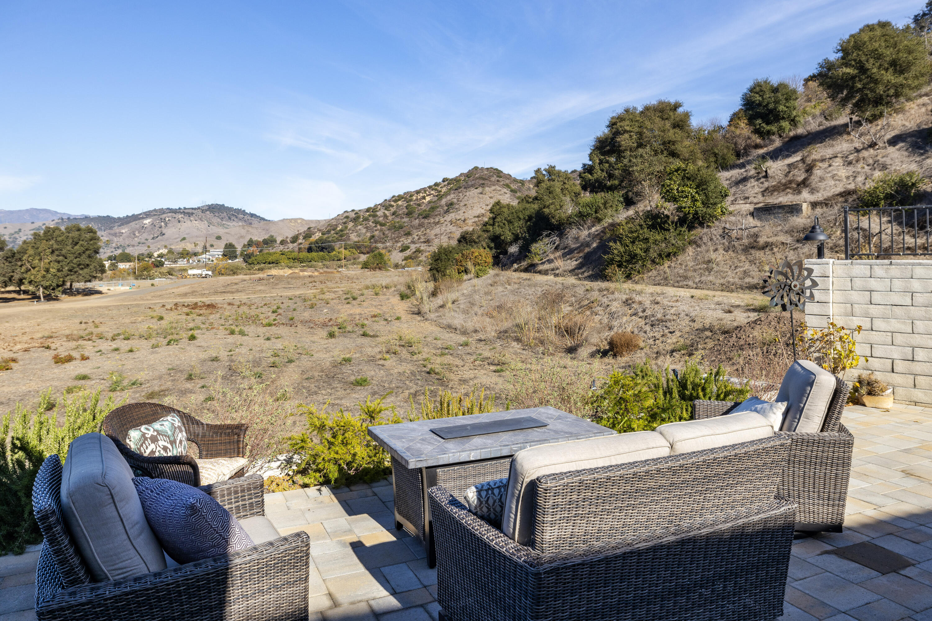 357 Los Cabos Lane Ventura, CA 93001 - Photo 12 of 35 Sitting area ranch mountain view