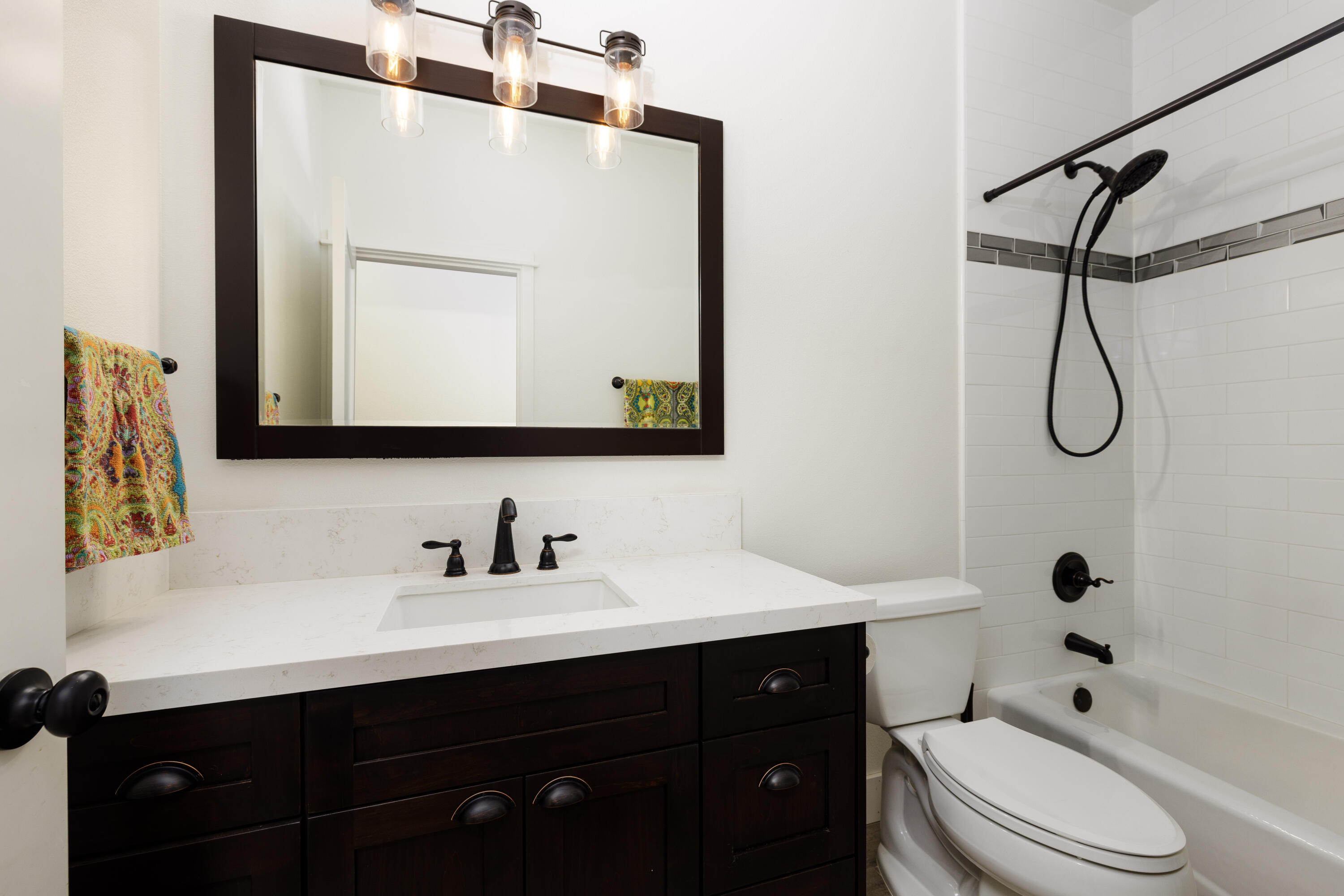 357 Los Cabos Lane Ventura, CA 93001 - Photo 19 of 35 2nd bathroom