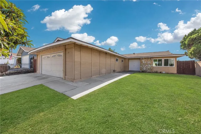 a view of an house with backyard and garden