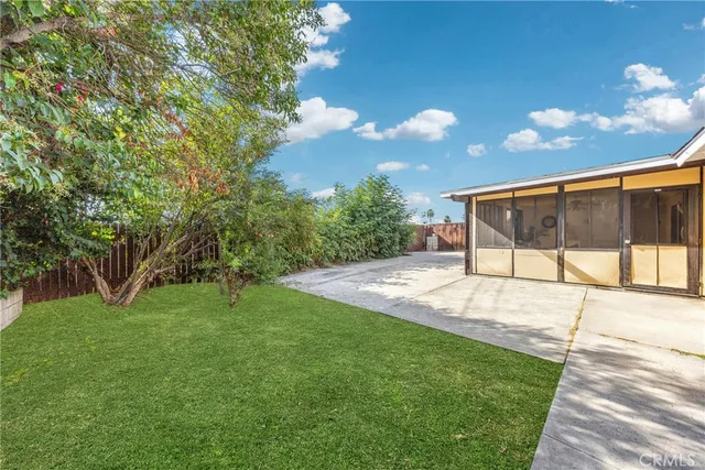 a view of yard with green space