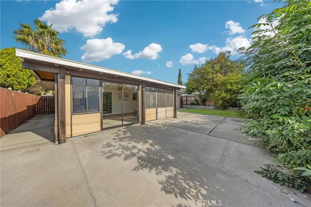 a view of a house with backyard and garden