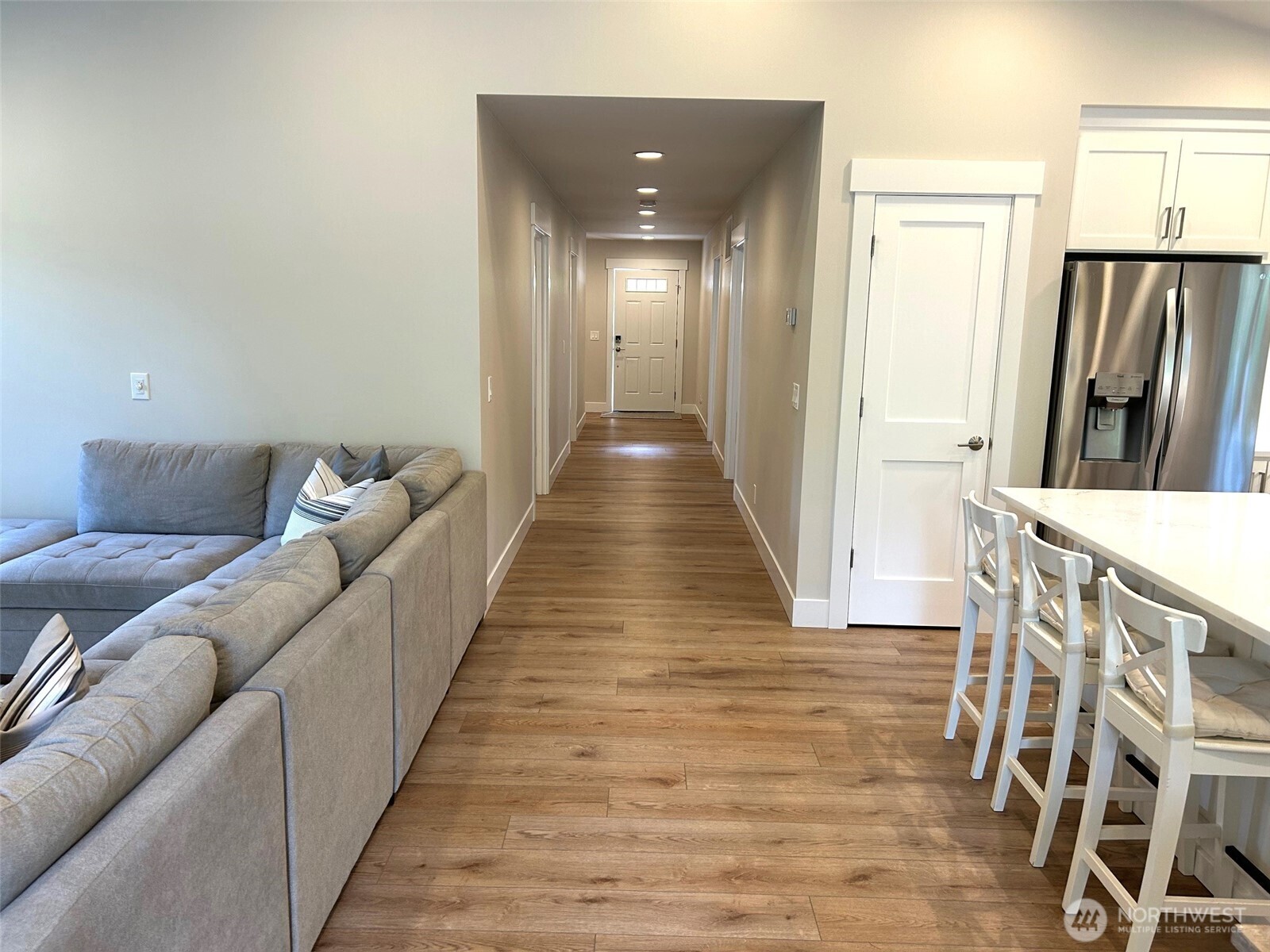 3016 Memory Lane Leavenworth, WA 98826 - Photo 6 of 19 a hallway with wooden floor and furniture
