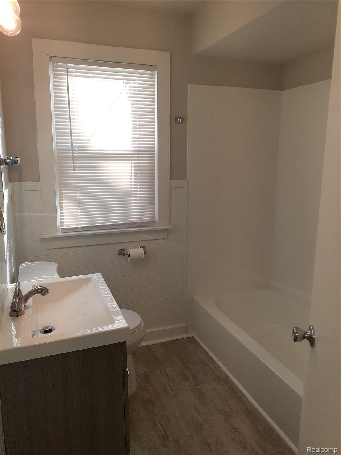 1441 Crescent Street Inkster, MI 48141 - Photo 8 of 10 1441 Crescent bathroom.jpg