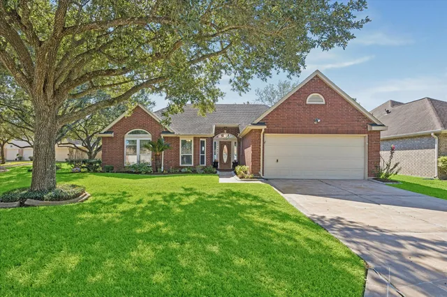 $335,000 | 3438 North Peach Hollow Circle, Pearland, TX 77584