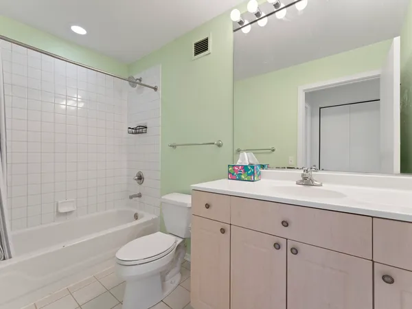 $525,000 | 330 North Jefferson Street, Unit 1704, Chicago, IL 60661