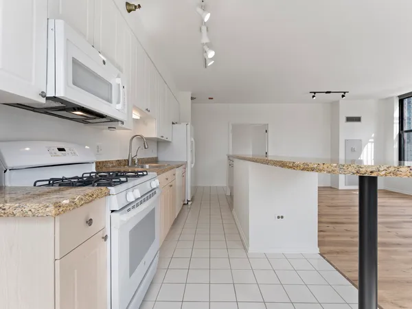 $525,000 | 330 North Jefferson Street, Unit 1704, Chicago, IL 60661