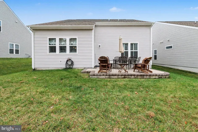 a view of a house with backyard and trees