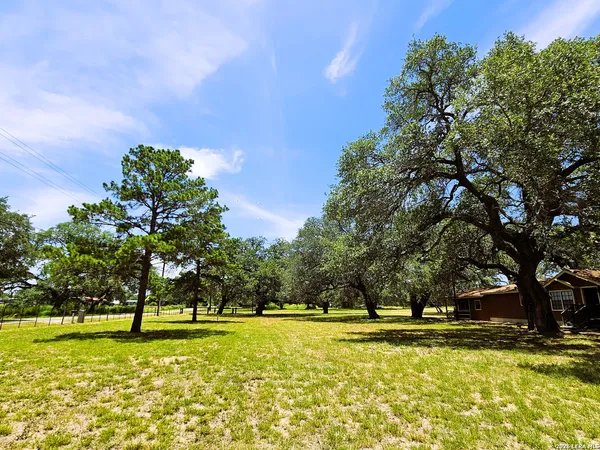 $974,999 | 799 County Road 6612, Devine, TX 78016