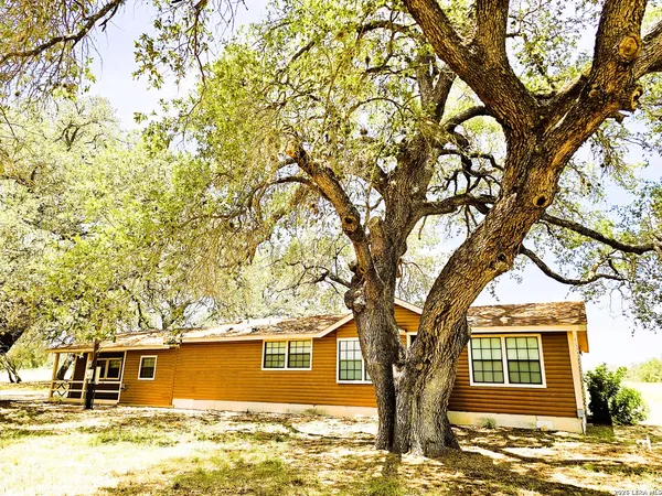 $974,999 | 799 County Road 6612, Devine, TX 78016