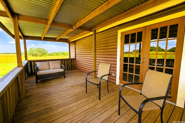 $974,999 | 799 County Road 6612, Devine, TX 78016