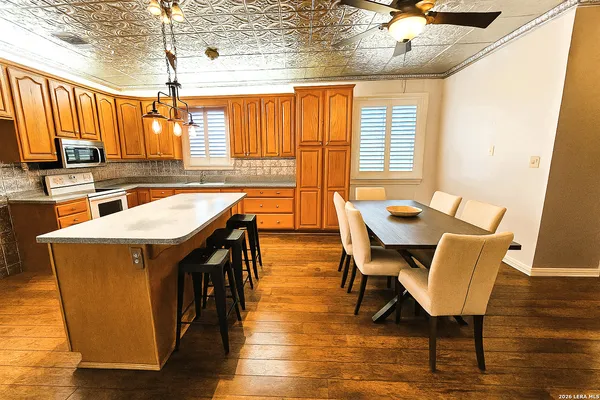 $974,999 | 799 County Road 6612, Devine, TX 78016