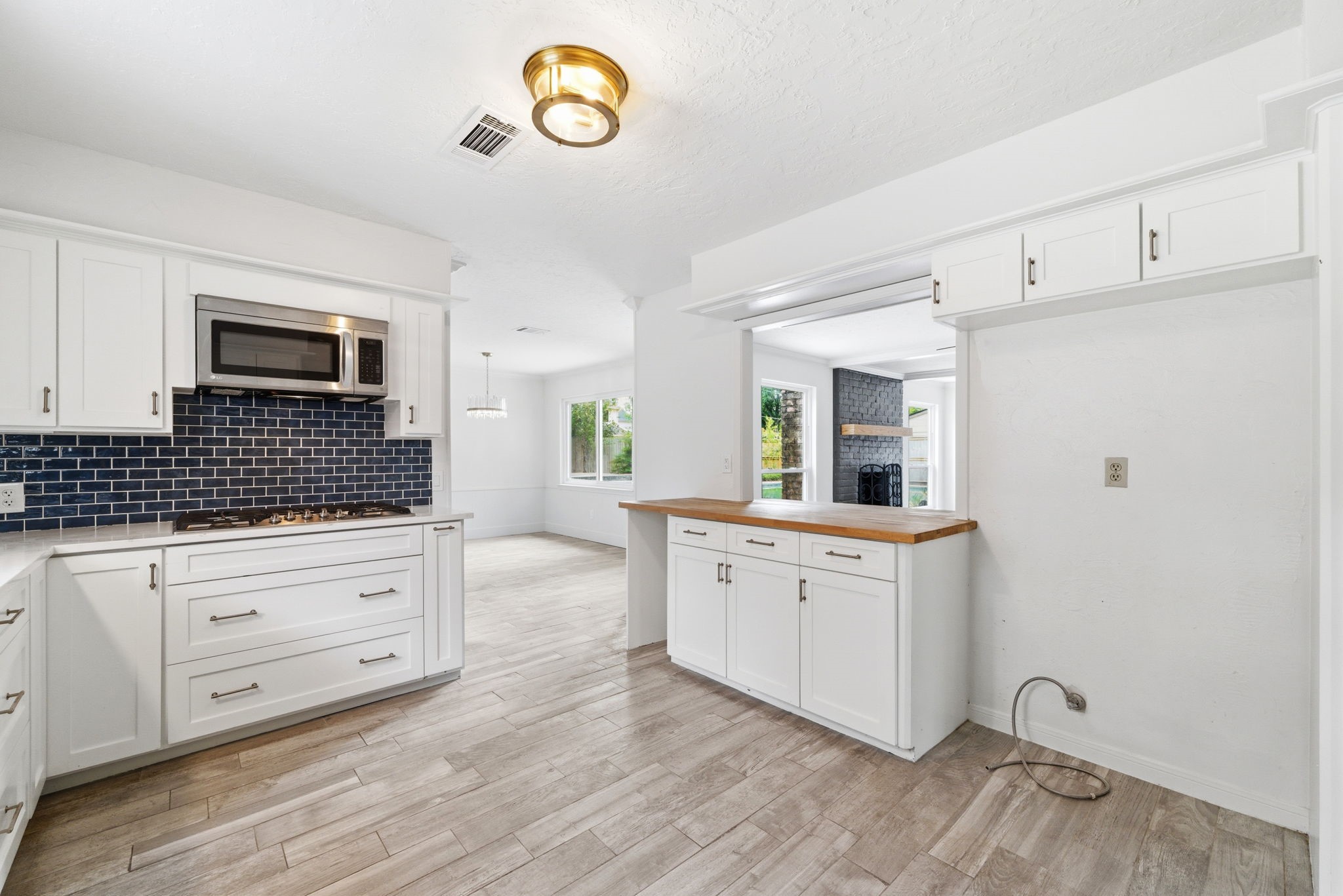 8131 Theisswood Road Spring, TX 77379 - Photo 11 of 31 Breakfast bar