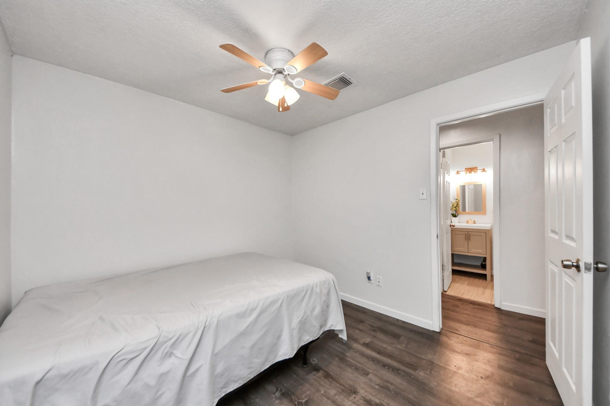 1415 Parry-Sound Pasadena, TX 77504 - Photo 30 of 34 a bedroom with a bed and a chandelier