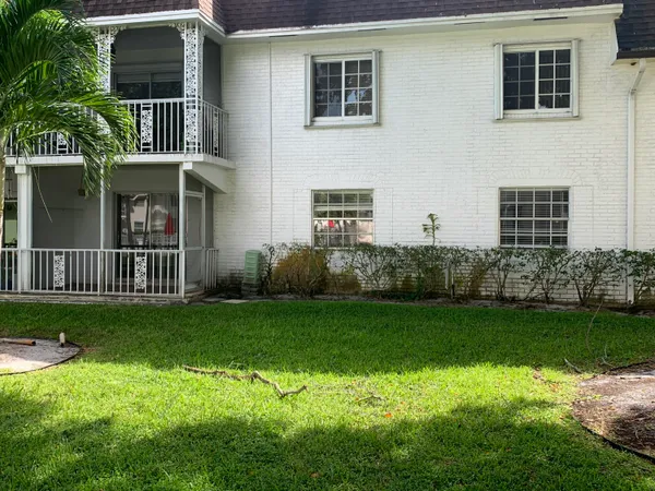 a view of a house with backyard and garden
