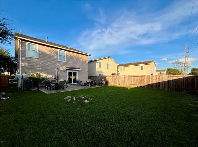 a view of a house with backyard