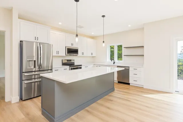 $739,000 | 7 Spring Hill Road, Hancock, NH 03449