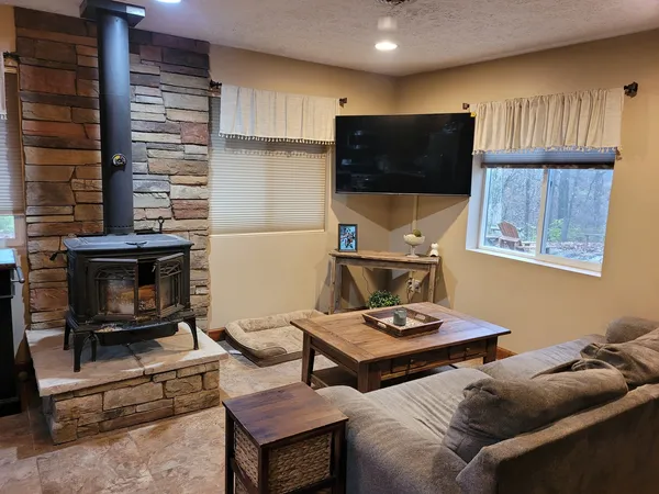 $295,000 | 19650 North Pisque Lane, Woodlawn, IL 62898