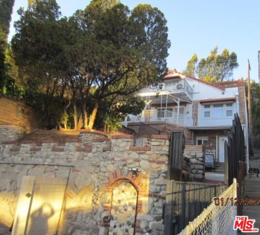 a view of a house with basketball court