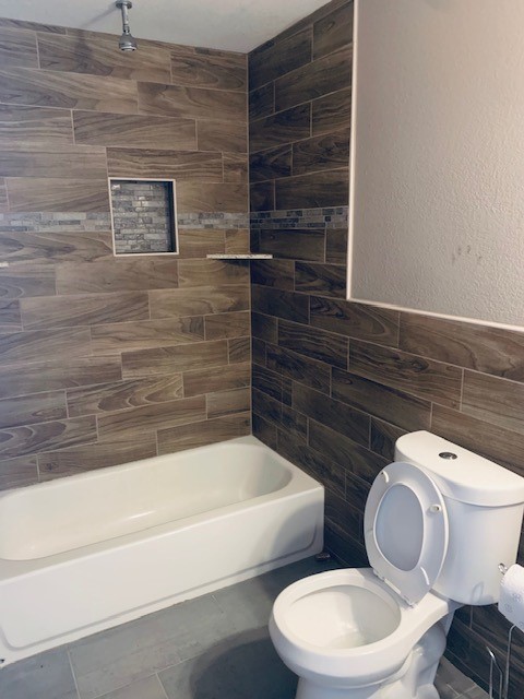 284 County Road 3405 Cleveland, TX 77327 - Photo 8 of 22 a bathroom with a toilet and a bathtub