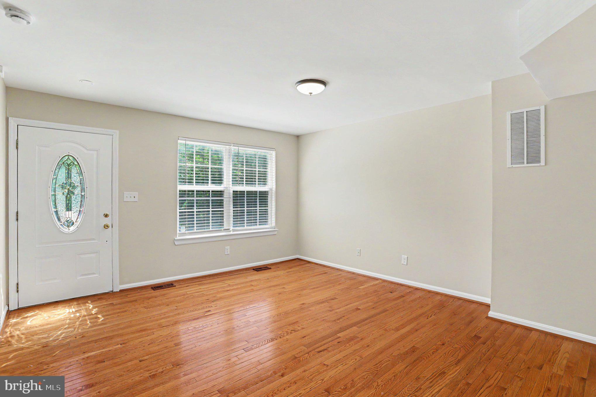 32 Tameron Place Rosedale, MD 21237 - Photo 4 of 39 Gorgeous living room