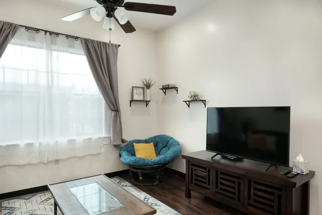 $1,650 | 609 East University Avenue, Unit 201, Georgetown, TX 78626