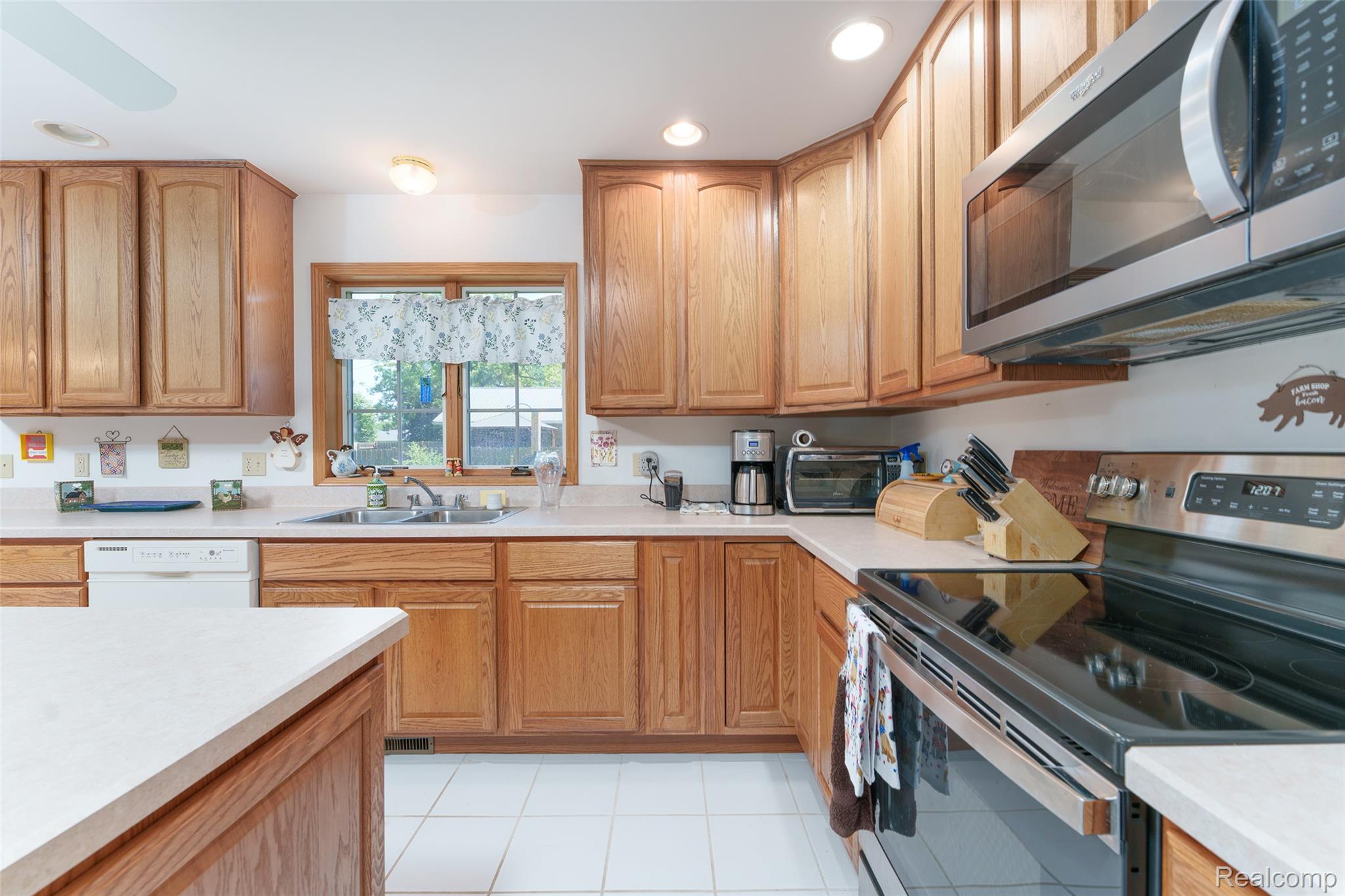 5382 Meadowlawn Road Fowlerville, MI 48836 - Photo 8 of 45 DSC01885.jpg