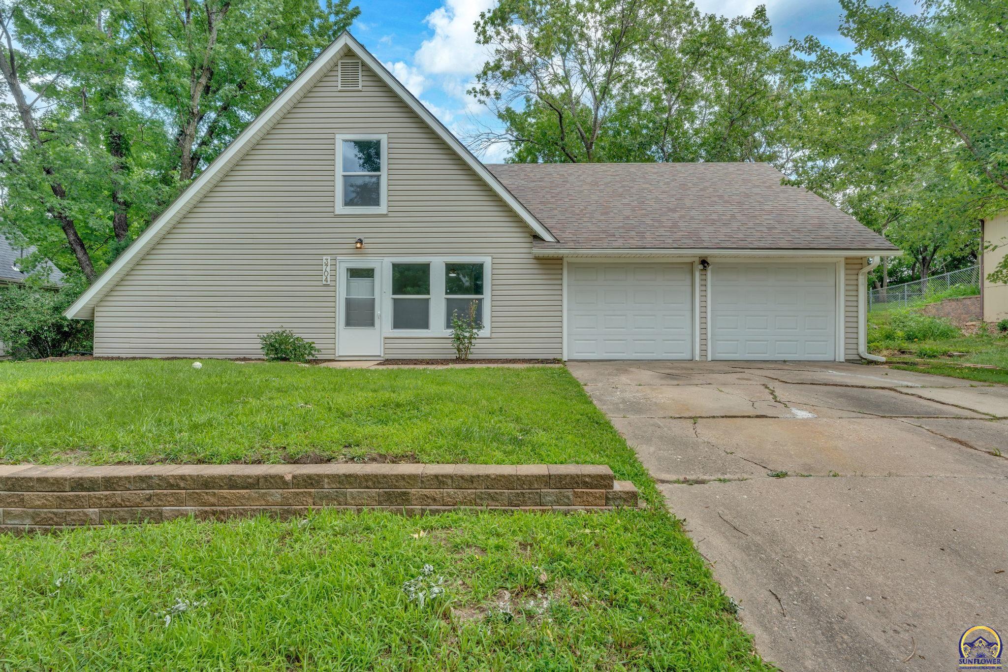 3704 Southwest 34th Street Topeka, KS 66614 - Photo 3 of 41 Front of House