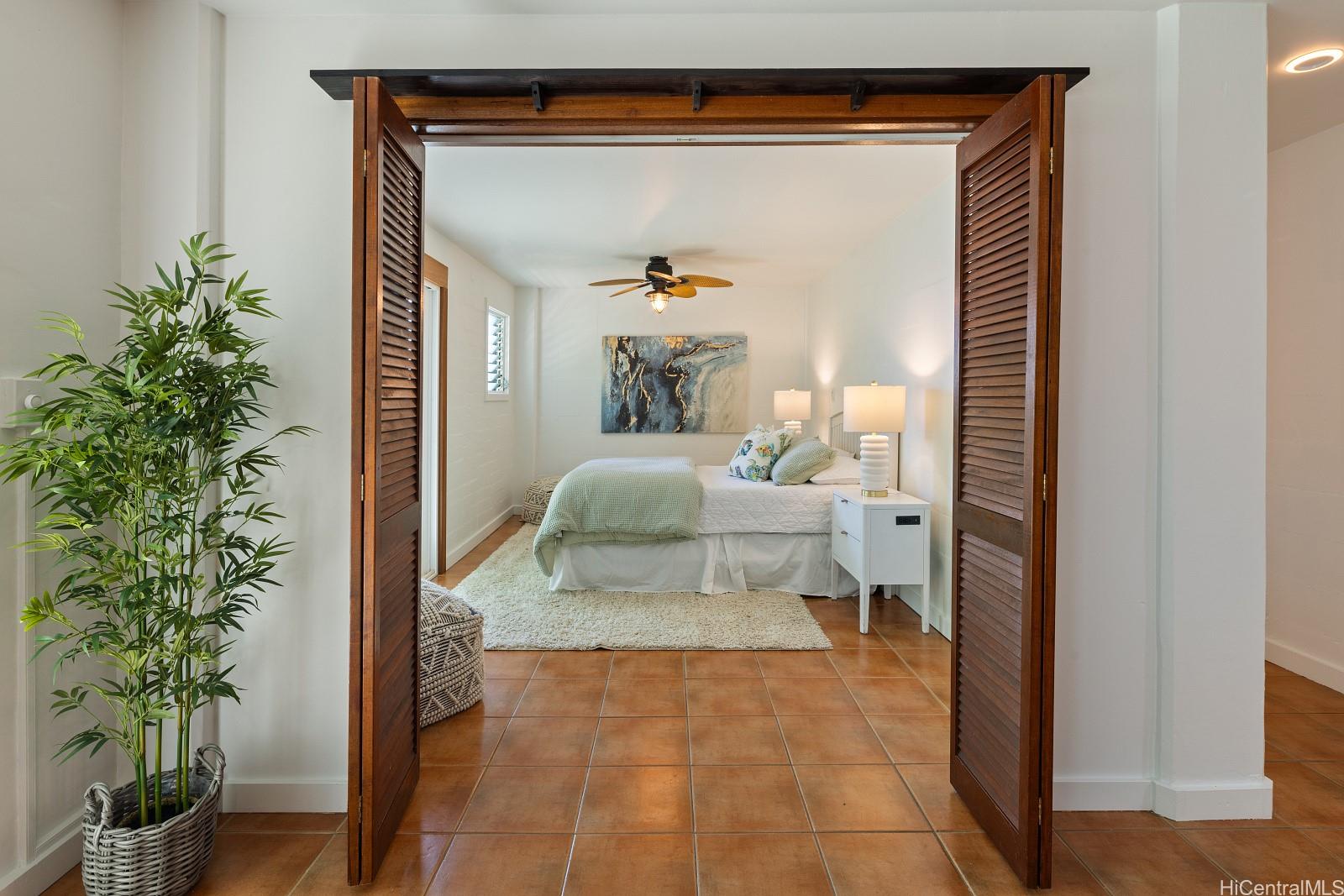 2957 Kalakaua Avenue, Unit 102 Honolulu, HI 96815 - Photo 9 of 15 a living room with furniture and a potted plant
