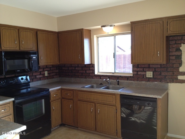 7955 West Montecito Avenue Phoenix, AZ 85033 - Photo 11 of 36 Picture 420