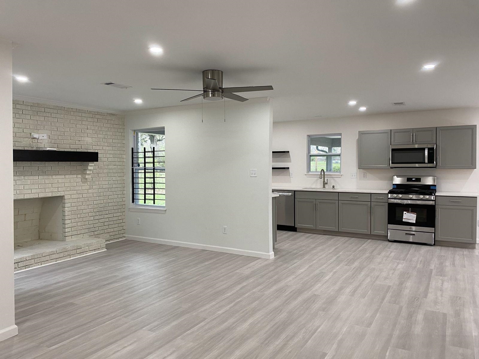 5089 Horn Lake Road Memphis, TN 38109 - Photo 10 of 23 a view of kitchen with microwave and cabinets