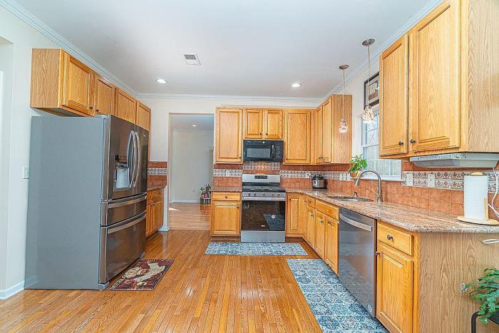 8 Champlain Road Monmouth Junction, NJ 08852 - Photo 10 of 34