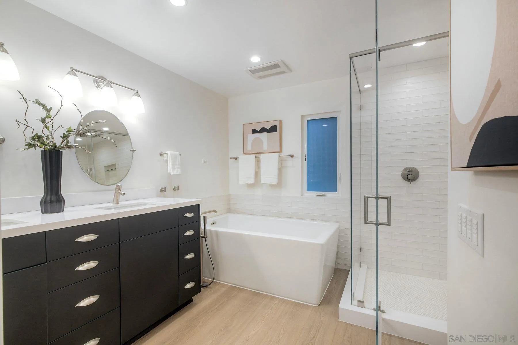 1711 Burgundy Road Encinitas, CA 92024 - Photo 21 of 45 a bathroom with a tub sink and mirror