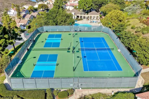 a view of roof and yard