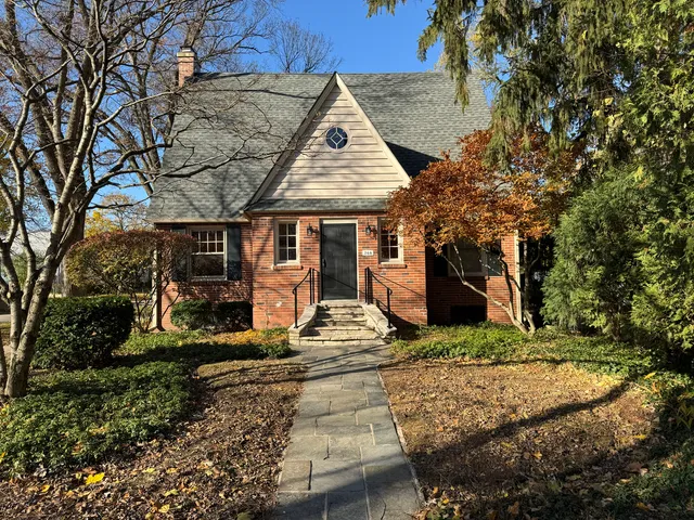 a view of a yard in front of house