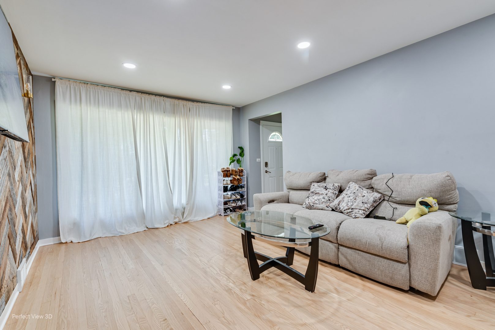 8152 North Ozark Avenue Niles, IL 60714 - Photo 5 of 28 a living room with furniture and a wooden floor