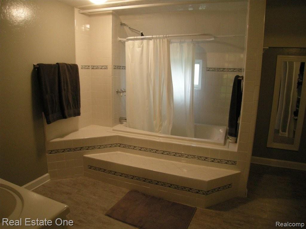 923 Benstein Road Walled Lake, MI 48390 - Photo 15 of 25 Jetted Tub