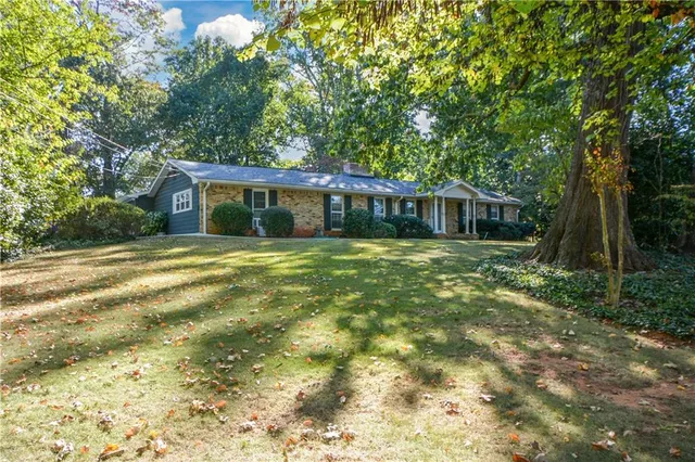 a view of a house with a yard