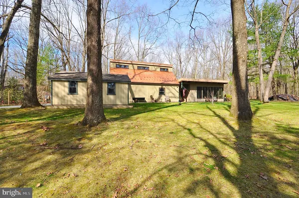a view of house with a yard