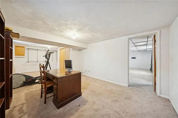 a view of livingroom with furniture