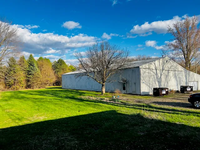 a view of road with yard