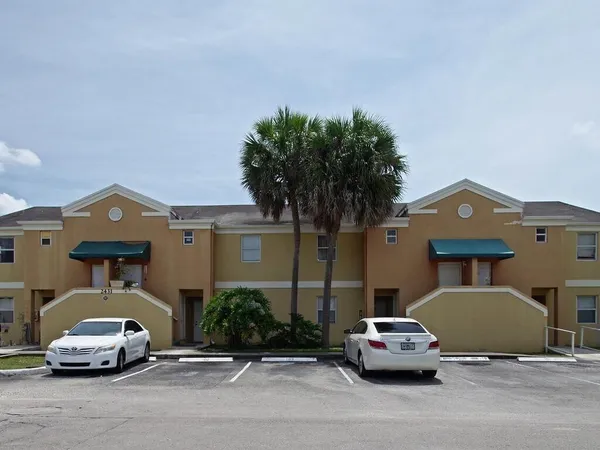 $1,899 | 2431 Northwest 56th Avenue, Unit 201, Lauderhill, FL 33313