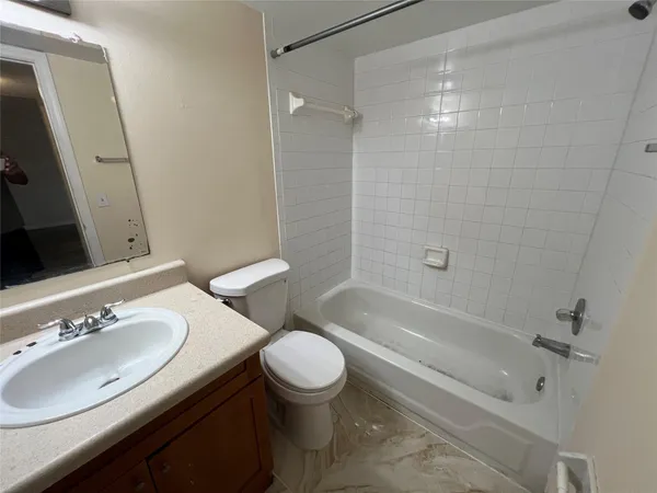 $1,899 | 2431 Northwest 56th Avenue, Unit 201, Lauderhill, FL 33313