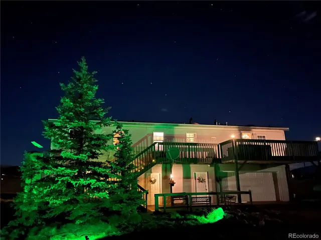 a view of a backyard