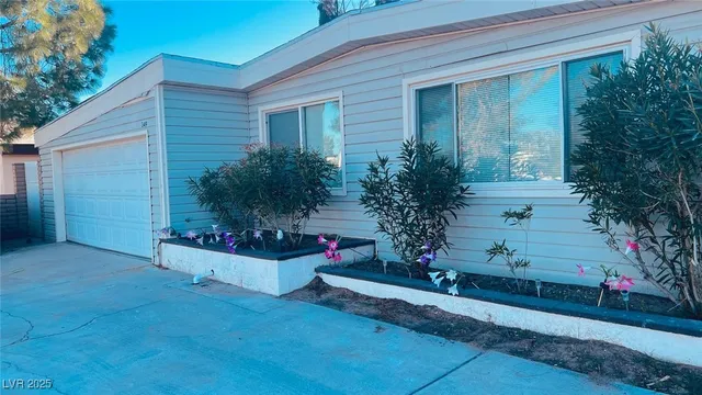 $1,895 | 349 Upland Boulevard, Las Vegas, NV 89107