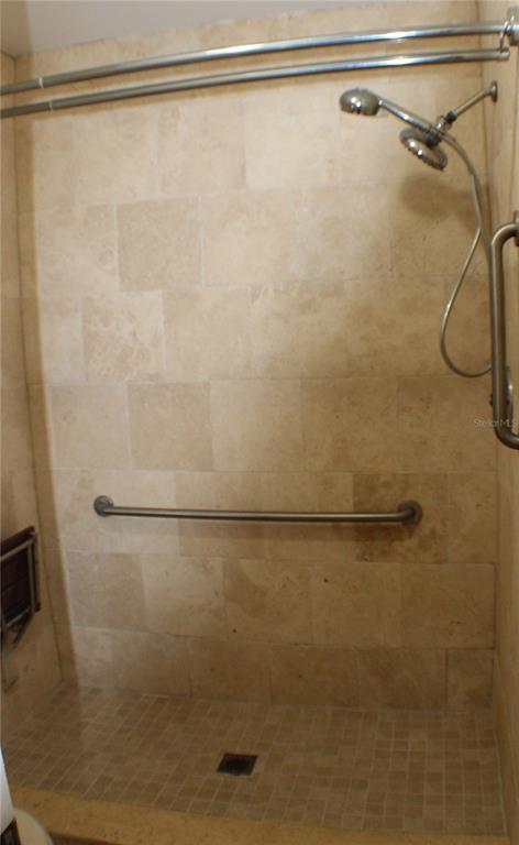 1194 Falcon Drive, Unit 14 Dunedin, FL 34698 - Photo 5 of 20 a bathroom with a shower